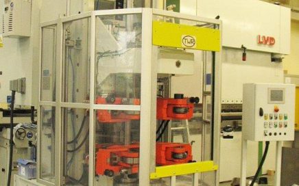 Vertikale Verschließmaschine für Katalysatorgehäuse - Gesamtansicht
