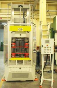 Vertikale Verschließmaschine für Katalysatorgehäuse - Vorderansicht